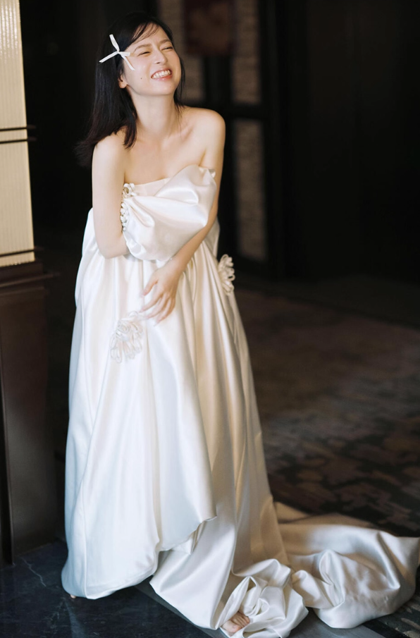Retro Soft Satin Fabric Stereo Floral Engagement Dress Niche Strapless Elegant Backless Wedding Dress AP0784