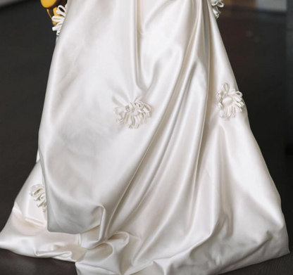 Retro Soft Satin Fabric Stereo Floral Engagement Dress Niche Strapless Elegant Backless Wedding Dress AP0784