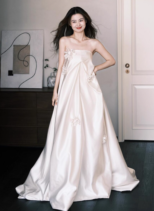 Retro Soft Satin Fabric Stereo Floral Engagement Dress Niche Strapless Elegant Backless Wedding Dress AP0784