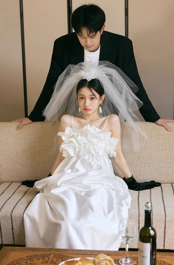 Exquisite Ruffle Trimmed Bridal Dress Niche Spaghetti Strap Satin Fabric Wedding Dress AP0792