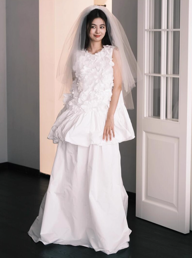 Graceful Stereo Floral Feast Dress Ball Gown Ruffles Hem Layered Wedding Dress AP0797