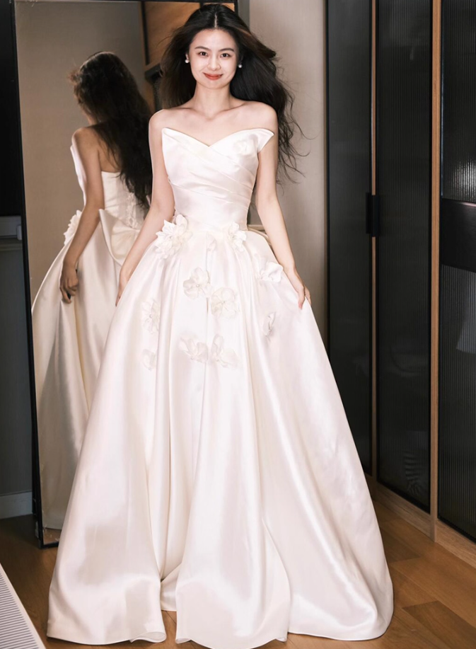 Enchanting Smooth Fabric Strapless Engagement Dress Stereo Applique Strapless Wedding Dress AP0800