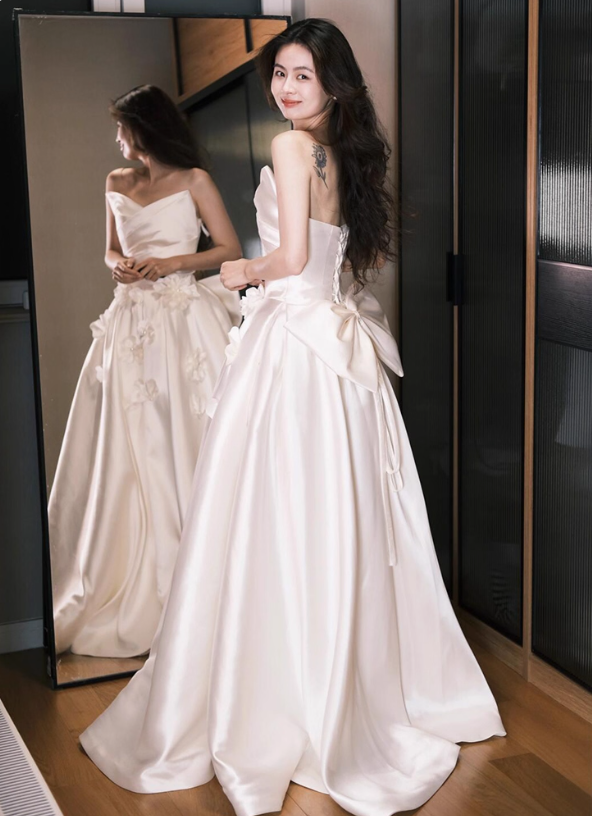 Enchanting Smooth Fabric Strapless Engagement Dress Stereo Applique Strapless Wedding Dress AP0800