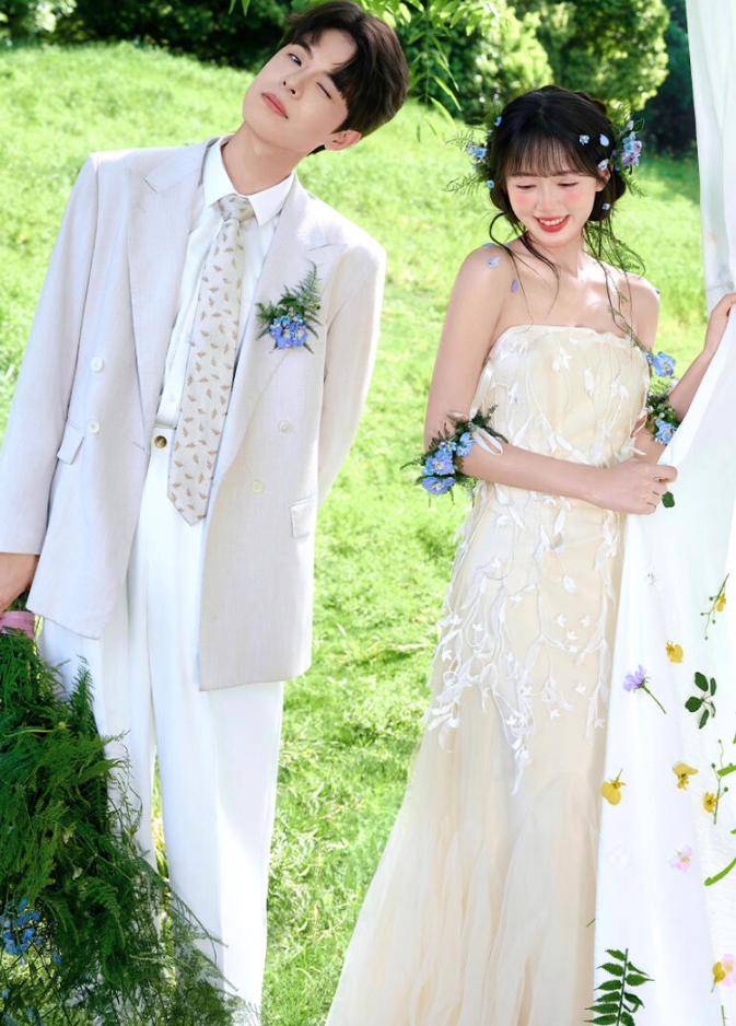 Charming Flowy Tulle Layered Hem Strapless Engagement Dress Stereo Applique Wedding Dress AP0802