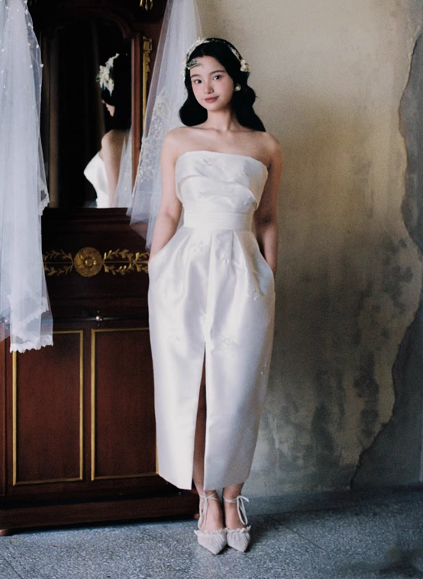 Innovative High-Slit Strapless Satin Midi Dress with Pockets Minimalist Textured Flower Prom Dress AP0812