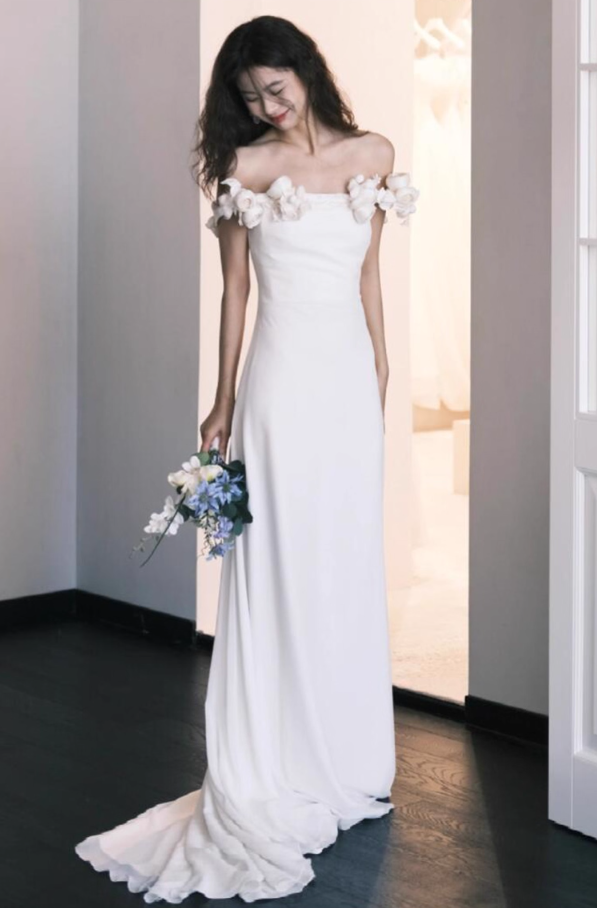 Minimalist Soft Fabric Maxi Dress With Train Elegant Off-Shoulder Stereo Flowers Prom Dress AP0814