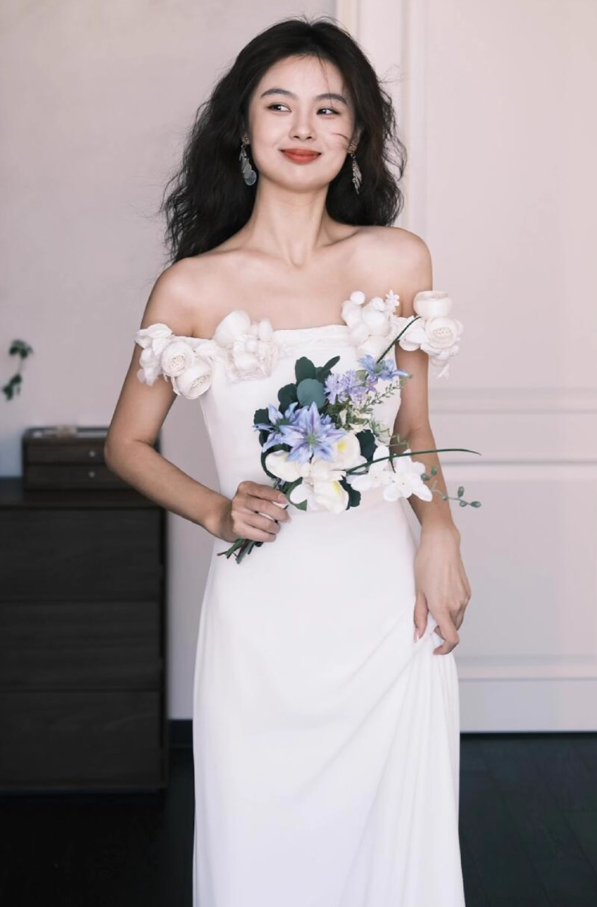 Minimalist Soft Fabric Maxi Dress With Train Elegant Off-Shoulder Stereo Flowers Prom Dress AP0814