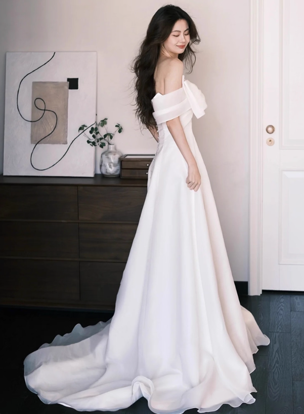 Romantic Off-Shoulder Large Bow Detail Bridal Dress Chic Satin Fabric Graceful Train Wedding Dress AP0837