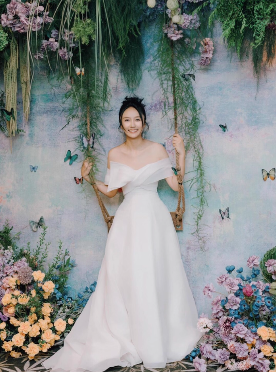 Romantic Off-Shoulder Large Bow Detail Bridal Dress Chic Satin Fabric Graceful Train Wedding Dress AP0837