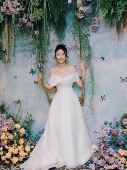 Romantic Off-Shoulder Large Bow Detail Bridal Dress Chic Satin Fabric Graceful Train Wedding Dress AP0837