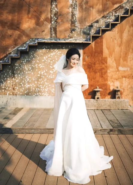 Romantic Off-Shoulder Large Bow Detail Bridal Dress Chic Satin Fabric Graceful Train Wedding Dress AP0837