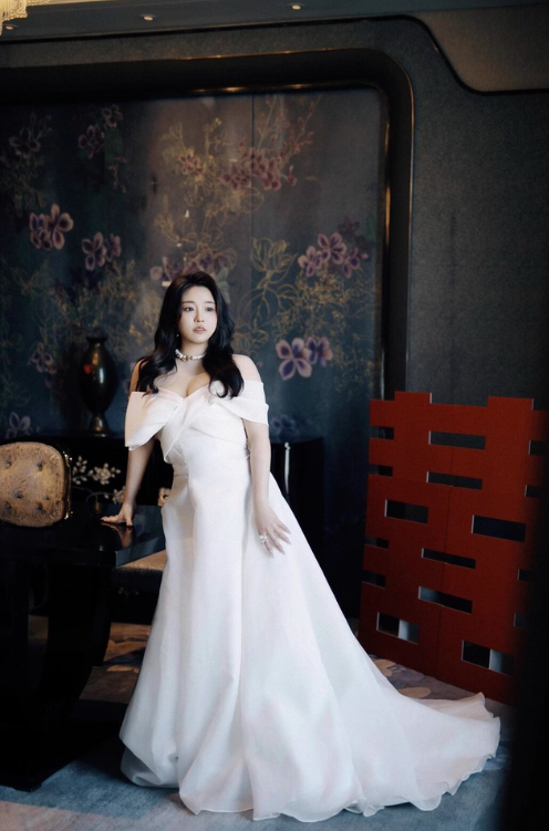 Romantic Off-Shoulder Large Bow Detail Bridal Dress Chic Satin Fabric Graceful Train Wedding Dress AP0837