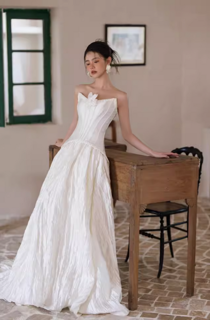 Niche Lustrous Smooth Fabric Engagement Dress Strapless Pleated Soft Bottom Wedding Dress AP0840