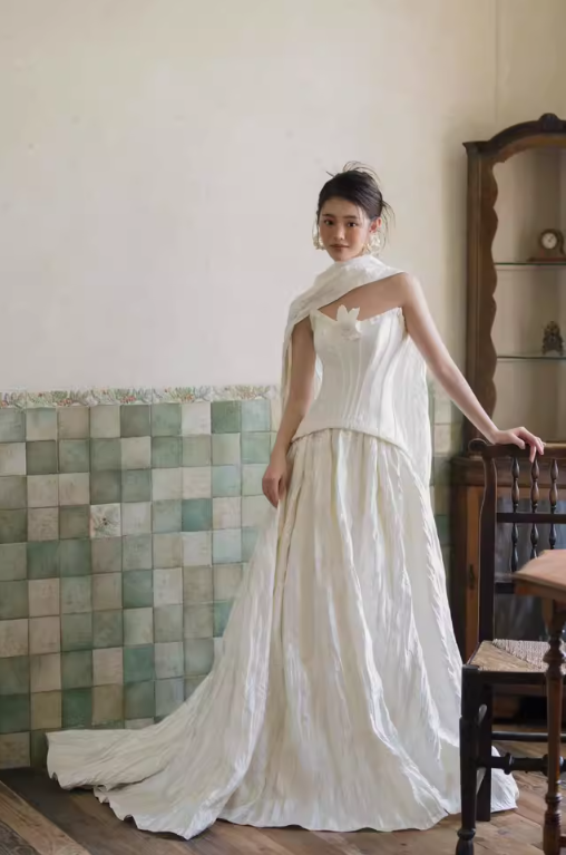 Niche Lustrous Smooth Fabric Engagement Dress Strapless Pleated Soft Bottom Wedding Dress AP0840