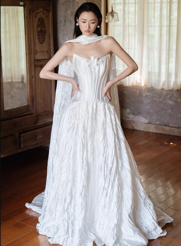 Niche Lustrous Smooth Fabric Engagement Dress Strapless Pleated Soft Bottom Wedding Dress AP0840