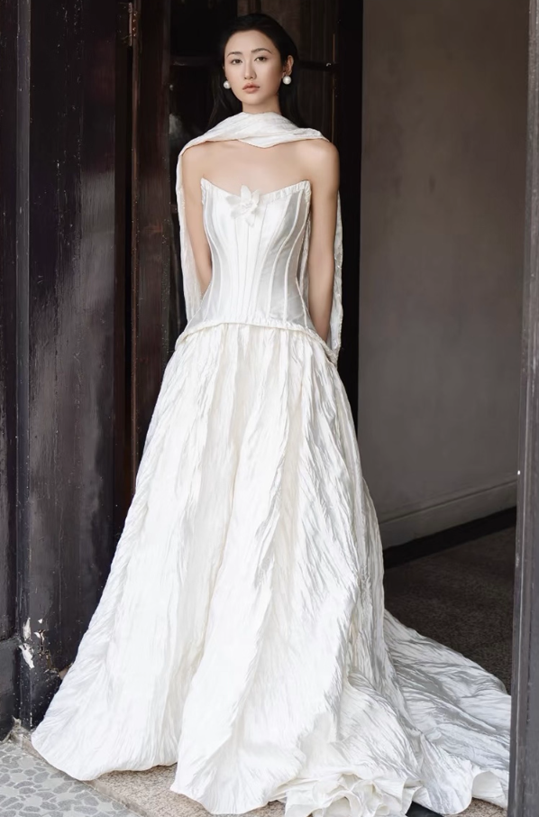 Niche Lustrous Smooth Fabric Engagement Dress Strapless Pleated Soft Bottom Wedding Dress AP0840