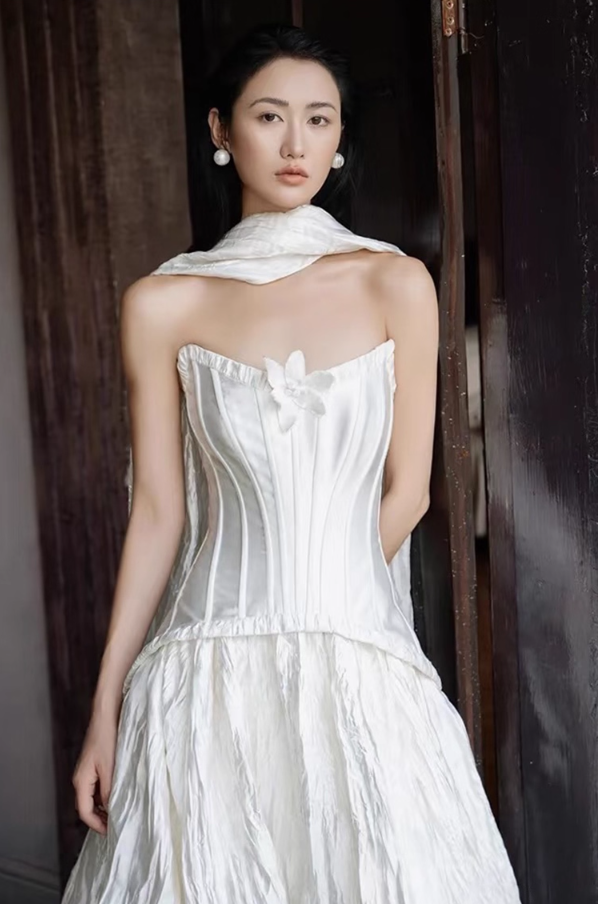 Niche Lustrous Smooth Fabric Engagement Dress Strapless Pleated Soft Bottom Wedding Dress AP0840