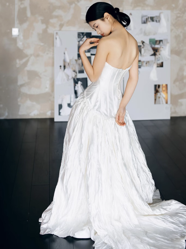 Niche Lustrous Smooth Fabric Engagement Dress Strapless Pleated Soft Bottom Wedding Dress AP0840