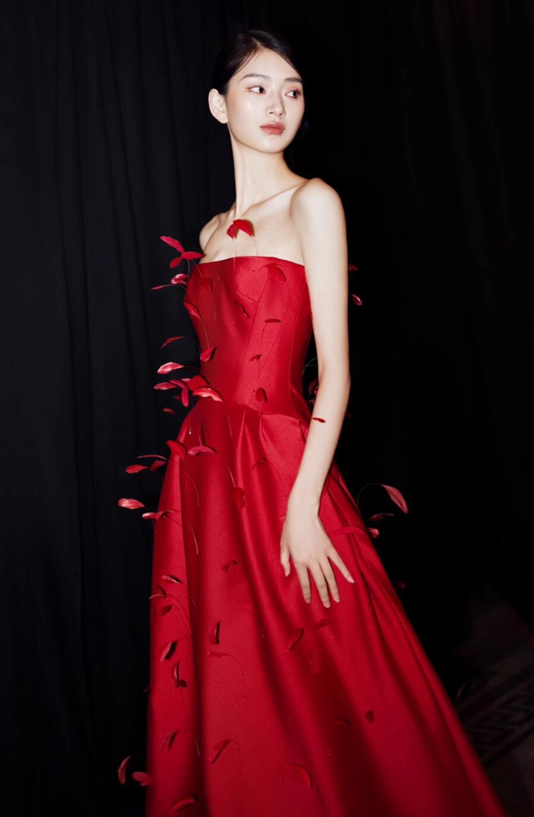Niche Red Lustrous Fabric Evening Dress Stereo Petal Detailing Strapless Prom Dress AP0841