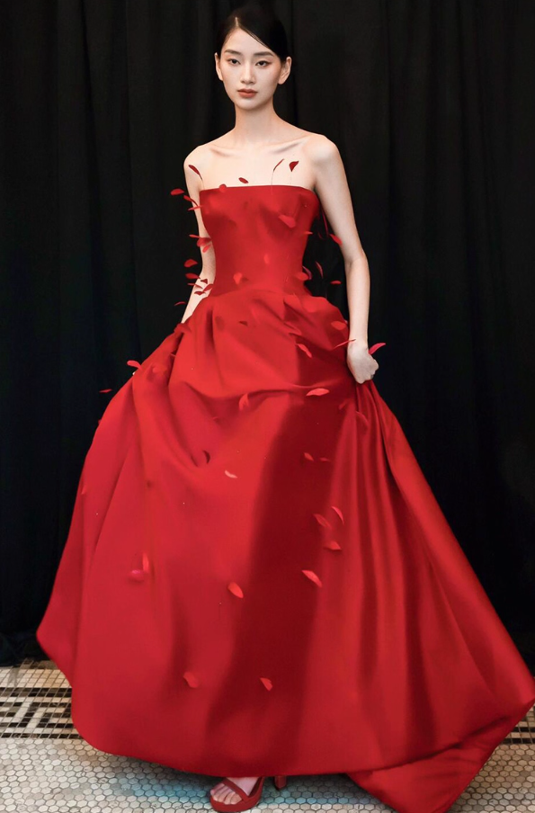Niche Red Lustrous Fabric Evening Dress Stereo Petal Detailing Strapless Prom Dress AP0841