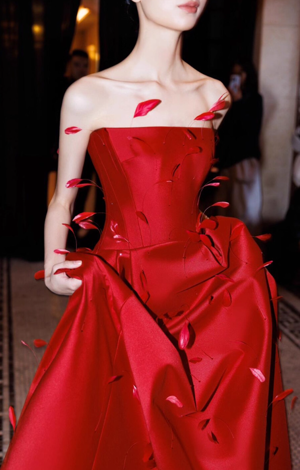 Niche Red Lustrous Fabric Evening Dress Stereo Petal Detailing Strapless Prom Dress AP0841