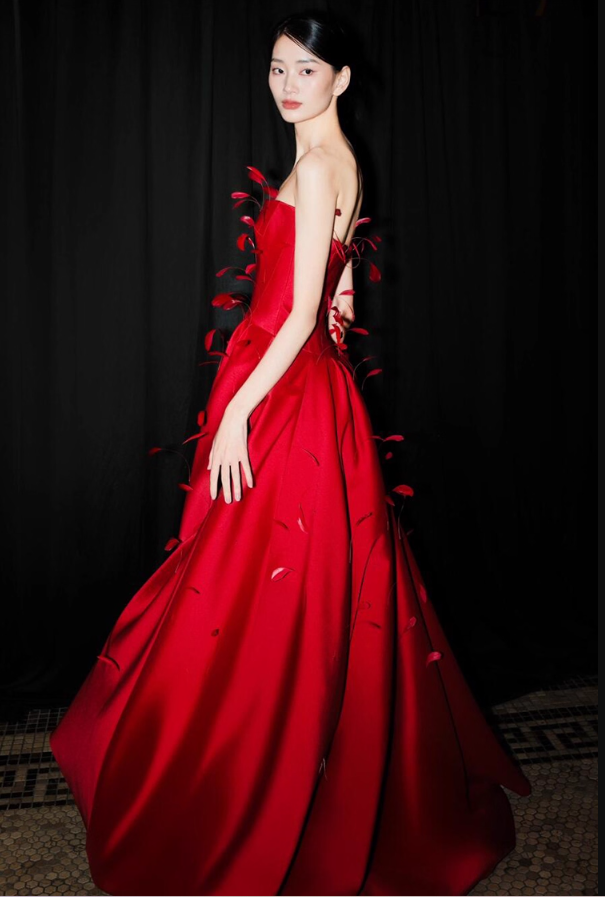 Niche Red Lustrous Fabric Evening Dress Stereo Petal Detailing Strapless Prom Dress AP0841