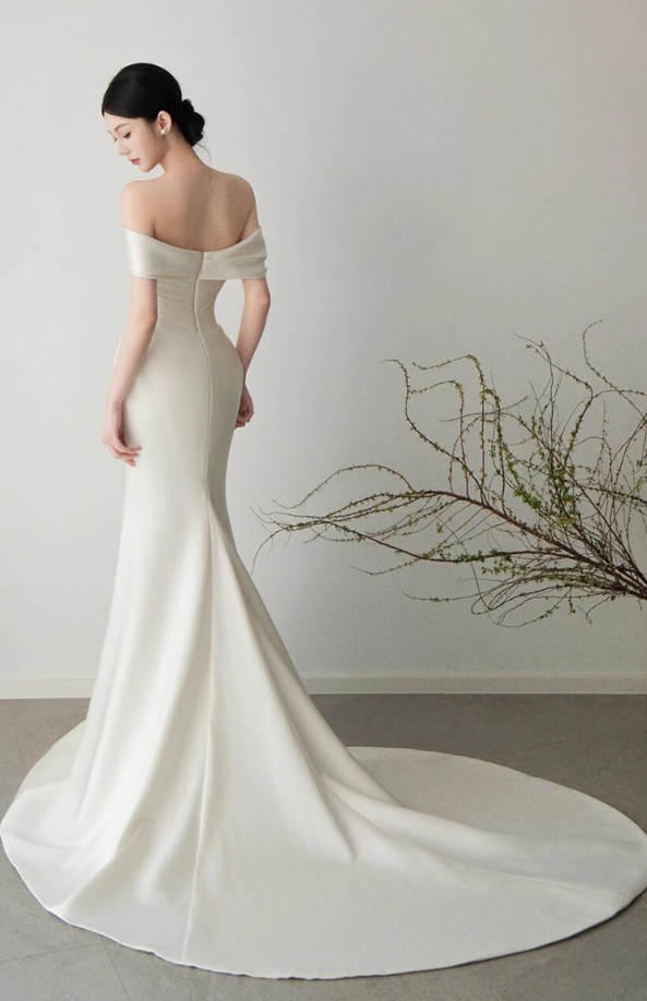 Good Quality Smooth Satin Fabric Minimalist Bridal Dress Off-Shoulder Strapless Prom Dress AP0843