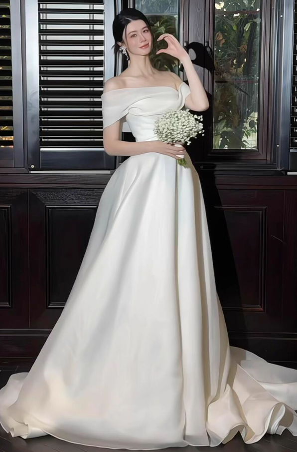 Minimalist Off-Shoulder Strapless Tulle Overlay Bridal Dress Satin Fabric Ball Gown Wedding Dress AP0848