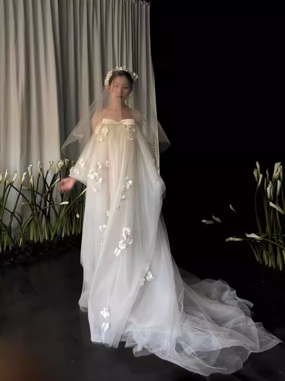 Dreamy Applique Tulle Cascade Maxi Dress Loose Style Strapless Bow-Knot Wedding Dress AP0852