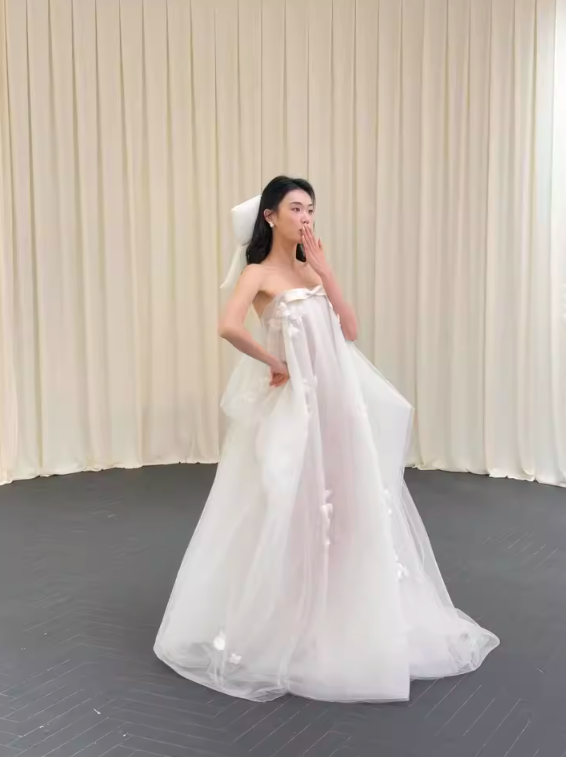 Dreamy Applique Tulle Cascade Maxi Dress Loose Style Strapless Bow-Knot Wedding Dress AP0852