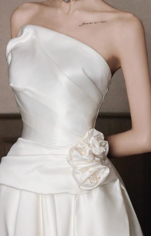 Charming Floral Ornament Smooth Satin Fabric Engagement Dress Strapless Soft Bottom Wedding Dress AP0868
