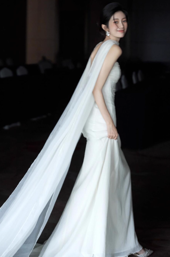 Simple Style Tulle Stole Soft Fabric Bridal Dress Strapless Cinched-Waist Wedding Dress AP0875