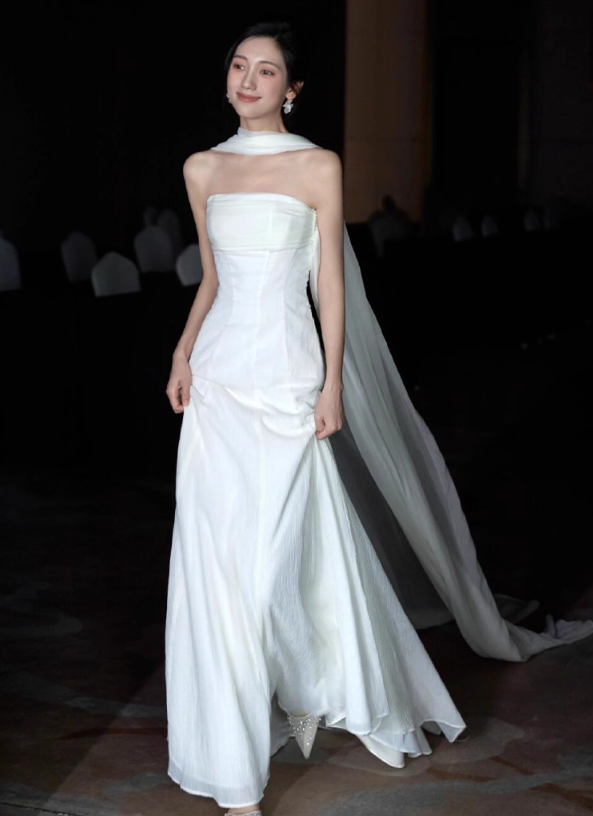 Simple Style Tulle Stole Soft Fabric Bridal Dress Strapless Cinched-Waist Wedding Dress AP0875