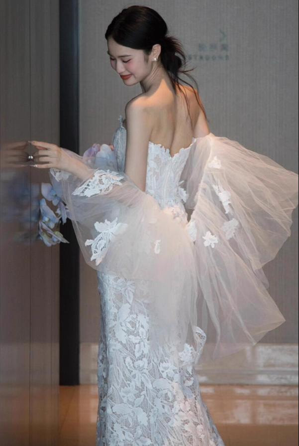 Fabulous Textured Floral Lace Puff Stole Mermaid Dress Strapless High-Slit Wedding Dress AP0893