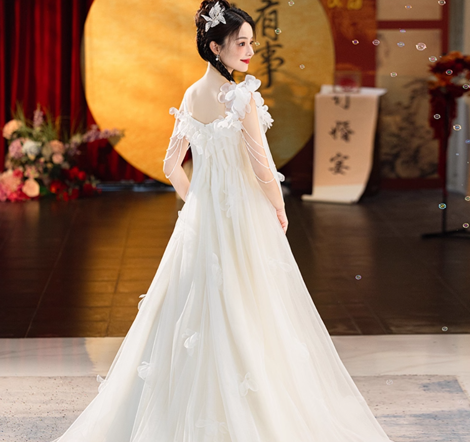 Elegant Stereo Petal Bridal Dress Flowy Spaghetti Strap Tulle Overlay Wedding Dress AP0896