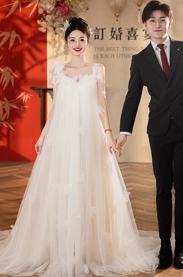 Elegant Stereo Petal Bridal Dress Flowy Spaghetti Strap Tulle Overlay Wedding Dress AP0896