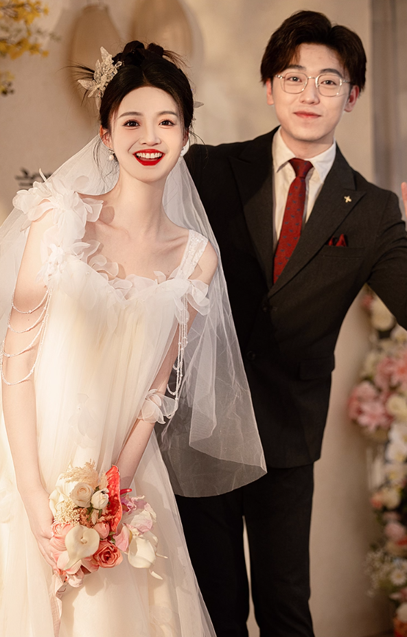 Elegant Stereo Petal Bridal Dress Flowy Spaghetti Strap Tulle Overlay Wedding Dress AP0896