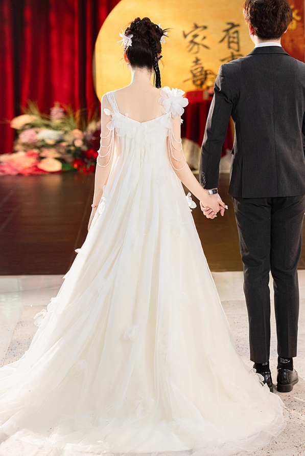 Elegant Stereo Petal Bridal Dress Flowy Spaghetti Strap Tulle Overlay Wedding Dress AP0896