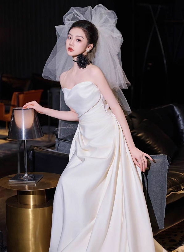 Classical Lustrous Satin Fabric Bridal Dress Graceful Strapless Gathered Wedding Dress AP0899