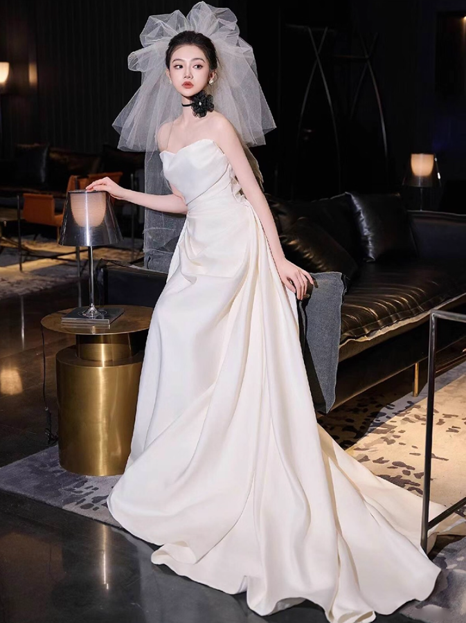Classical Lustrous Satin Fabric Bridal Dress Graceful Strapless Gathered Wedding Dress AP0899