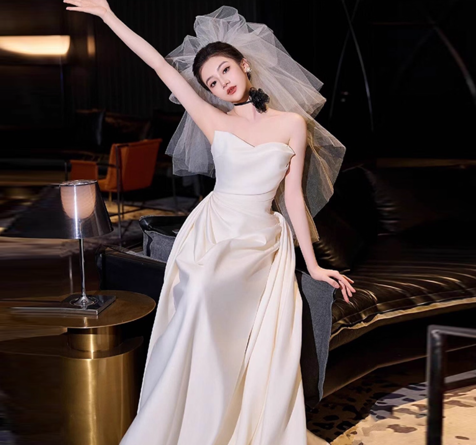 Classical Lustrous Satin Fabric Bridal Dress Graceful Strapless Gathered Wedding Dress AP0899