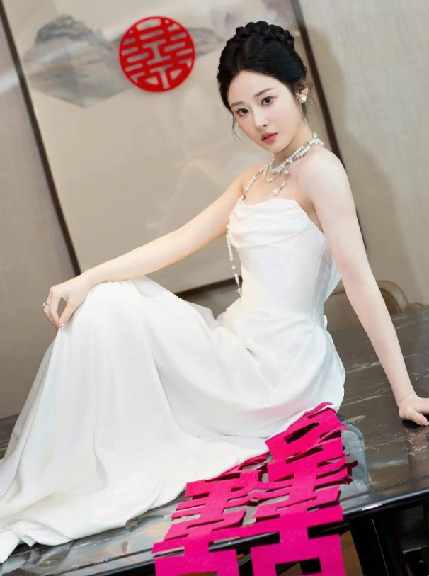 Minimalist Lustrous Satin Fabric Bridal Dress Timeless Strapless Natural Draped Wedding Dress AP0903