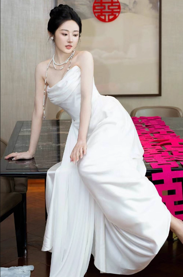 Minimalist Lustrous Satin Fabric Bridal Dress Timeless Strapless Natural Draped Wedding Dress AP0903