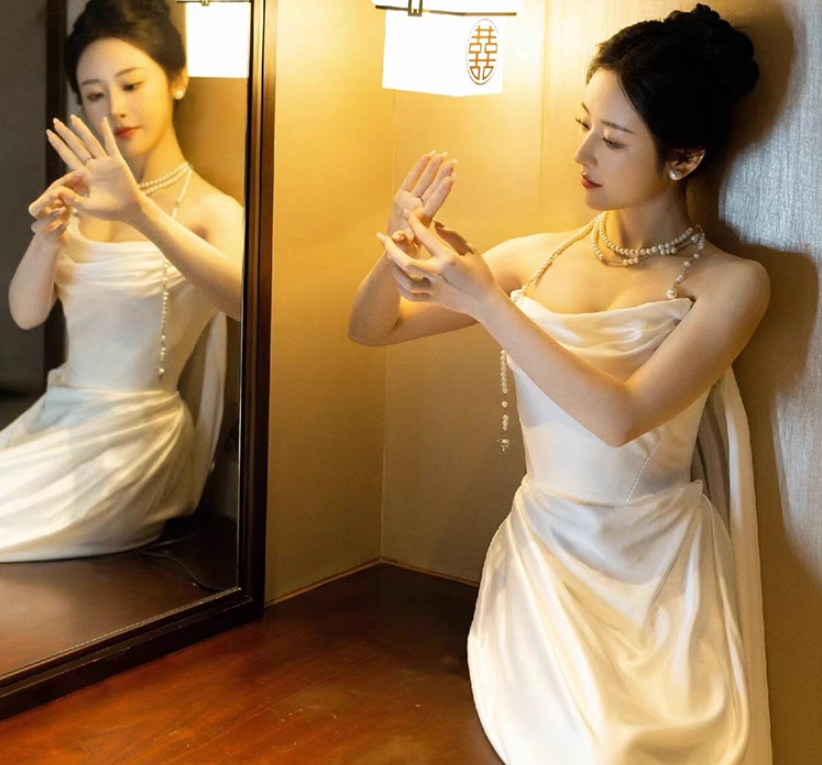 Minimalist Lustrous Satin Fabric Bridal Dress Timeless Strapless Natural Draped Wedding Dress AP0903