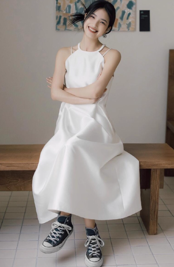 Fashionable Smooth Satin Fabric Ceremonies Dress Minimalist Sleeveless Halter Prom Dress AP0920