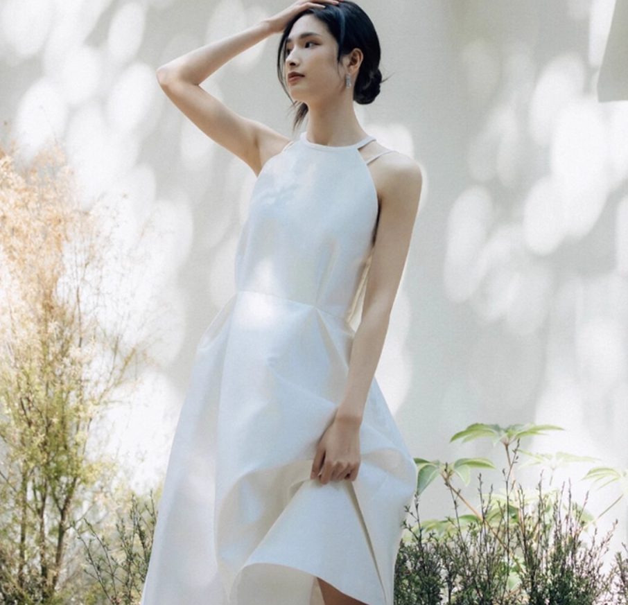 Fashionable Smooth Satin Fabric Ceremonies Dress Minimalist Sleeveless Halter Prom Dress AP0920