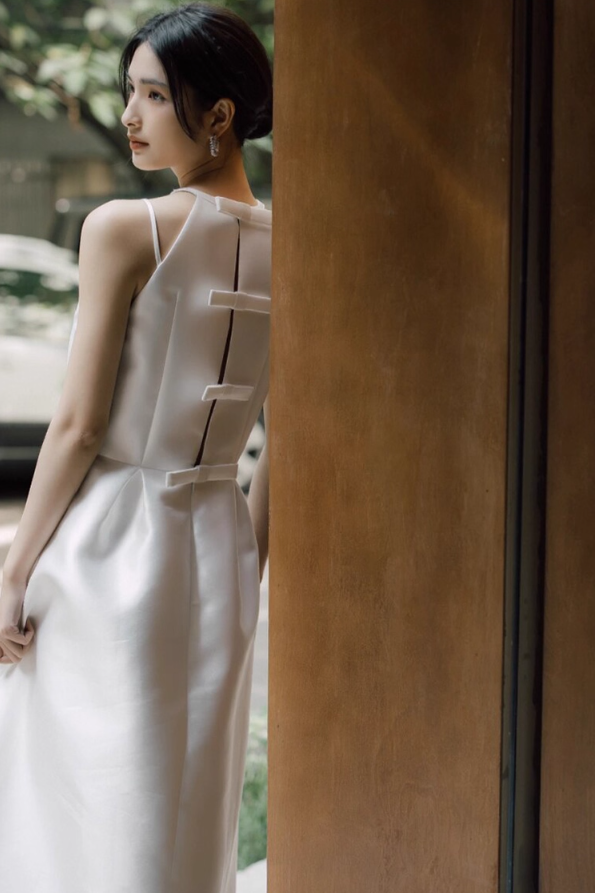 Fashionable Smooth Satin Fabric Ceremonies Dress Minimalist Sleeveless Halter Prom Dress AP0920