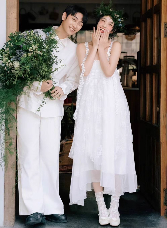 Sweet Applique Tulle Overlay Bridal Dress Square Neck Spaghetti Strap Loose Style Wedding Dress AP0928