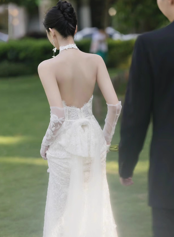 Charming Lace Applique Bodice Maxi Dress Backless Tulle Overlay A-Line Halter Wedding Dress AP0930