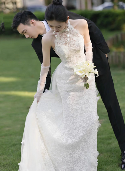 Charming Lace Applique Bodice Maxi Dress Backless Tulle Overlay A-Line Halter Wedding Dress AP0930